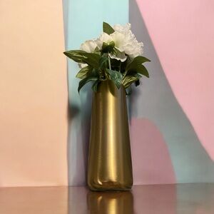 Elegant Gold Vase with White Flowers